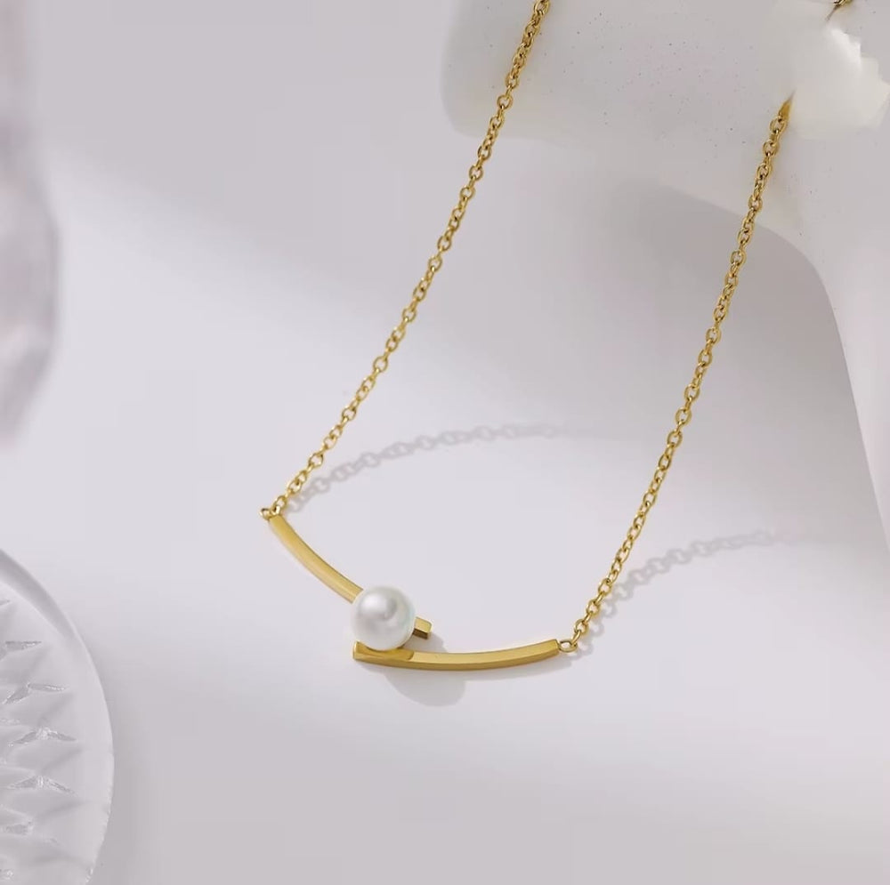 Eliptical Pearl Necklace