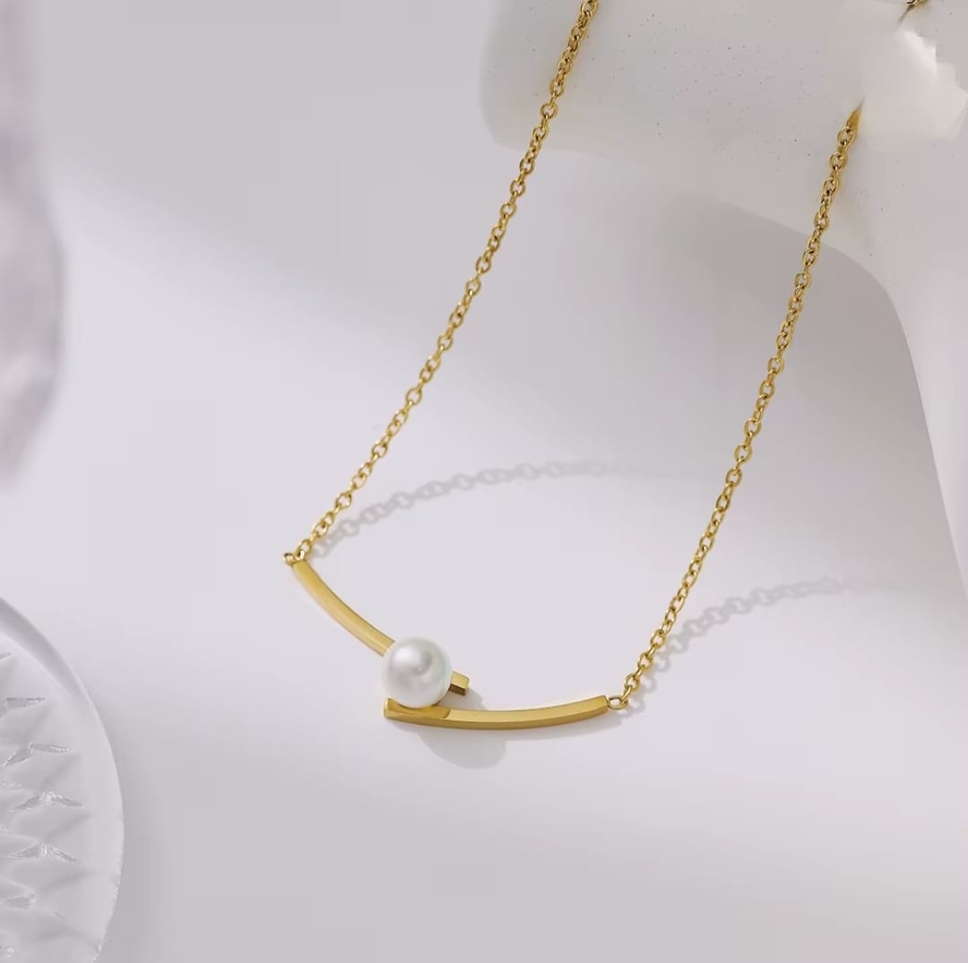 Eliptical Pearl Necklace