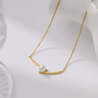 Eliptical Pearl Necklace