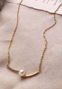 Eliptical Pearl Necklace